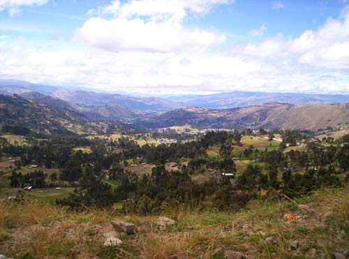 Blick von der Straße zur Granja Porcón in Richtung Cajamarca
